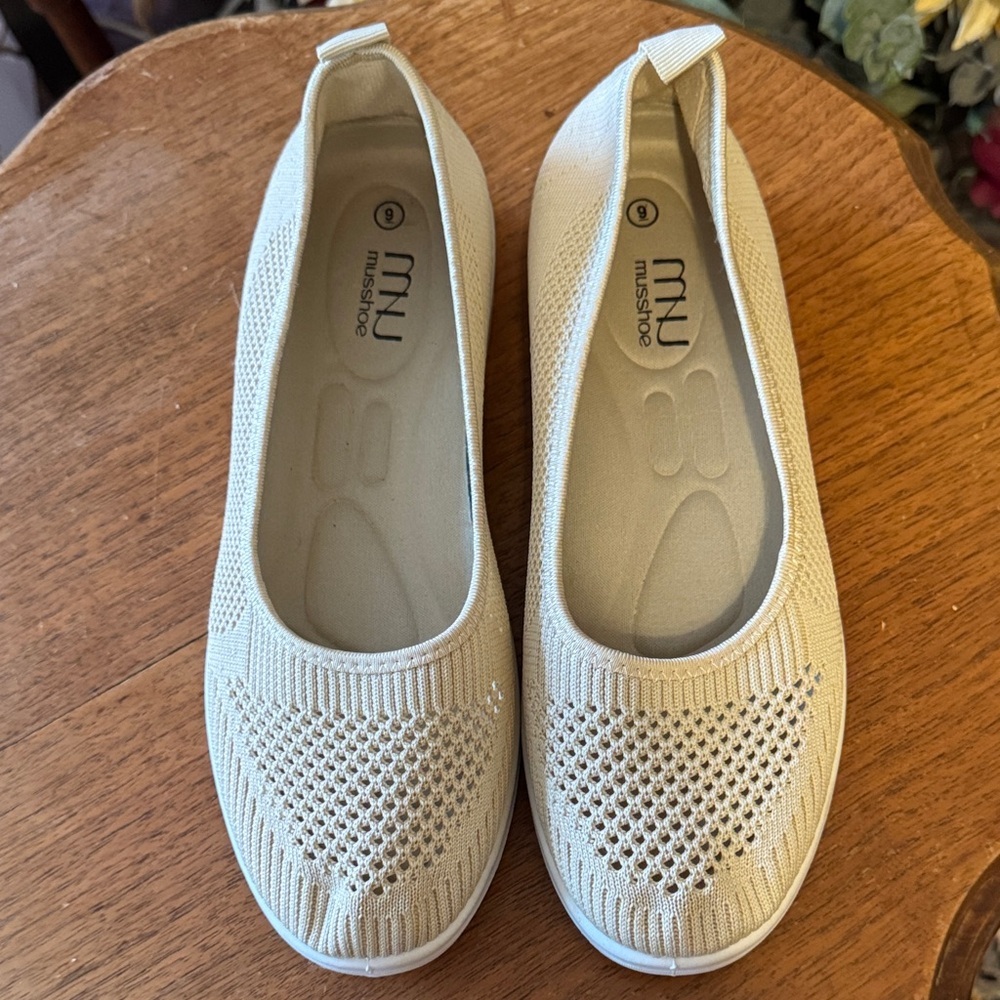 So Good! MNJ Musshoe Beige Knit Flats in Excellent Condition Cream Size 9